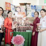 Nhân viên NAVAN chụp ảnh lưu niệm với khách hàng tiềm năng tại sự kiện