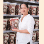 Bà Nguyễn Thị Kiều Trang founder NAVAN cùng sản phẩm bột ngũ cốc gia truyền trong kho hàng
